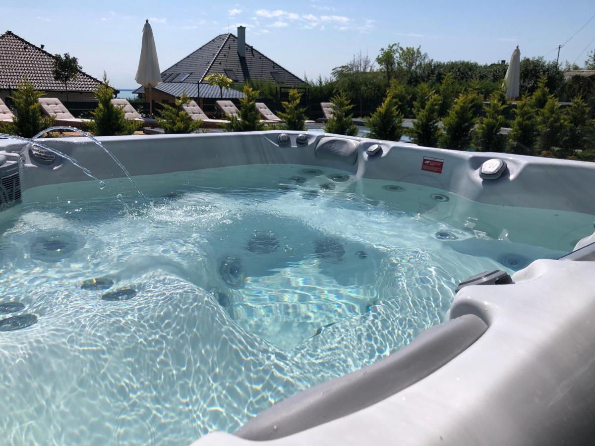 Skyline Resort Balatonalmadi Bagian luar foto